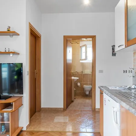 Stunning Apartment In Srima With Wifi *