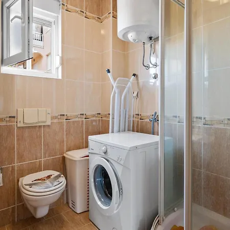 Stunning Apartment In Srima With Wifi *